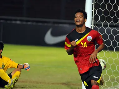Penyerang timnas Timor Leste U-23, Rufino Walter Gama melakukan selebrasi usai menjebol gawang Brunei Darussalam di kualifikasi grup H Piala Asia 2016 di Stadion GBK Jakarta, Selasa (31/3/2015). Timor Leste unggul 3-0. (Liputan6.com/Helmi Fithriansyah)