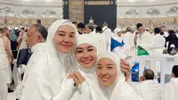 Aaliyah Massaid dan Reza Artamevia umroh (Sumber: Instagram/babymamesaa)