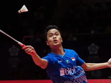 Tunggal putra Indonesa, Anthony Ginting, berhasil melaju ke final BWF World Tour 2019 setelah mengalahkan tunggal putra China, Chen Long. (AFP/Stringer)