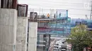 Aktivitas pekerja pembangunan proyek Light Rail Transit (LRT) Jabodebek fase I di kawasan Cawang, Jakarta, Senin (14/1). Stasiun tersebut bakal jadi titik transit dari Bekasi Timur ke Cibubur atau Bekasi Timur-Dukuh Atas. (Liputan6.com/Faizal Fanani)