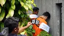 Tersangka kasus perampokan disertai penyanderaan melakukan adegan rekonstruksi kejadian di Jalan Metro Hijau IX, Jakarta, Selasa (13/9). 60 adegan reka ulang kejadian diperagakan tersangka. (Liputan6.com/Helmi Fithriansyah)