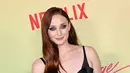 Sophie Turner berpose saat menghadiri pemutaran perdana film "Do Revenge," di Netflix di Vine TUDUM Theater di Los Angeles, California, Rabu, 14 September 2022. Bintang Game Of Thrones itu membiarkan rambut pirangnya tergerai diselipkan di belakang satu telinga dan ditata dalam gelombang Old Hollywood yang glamor. (Photo by Patrick T. FALLON / AFP)