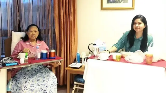 5 Potret Seleb yang Temani Orang Tua Saat Sakit, Bikin Haru
