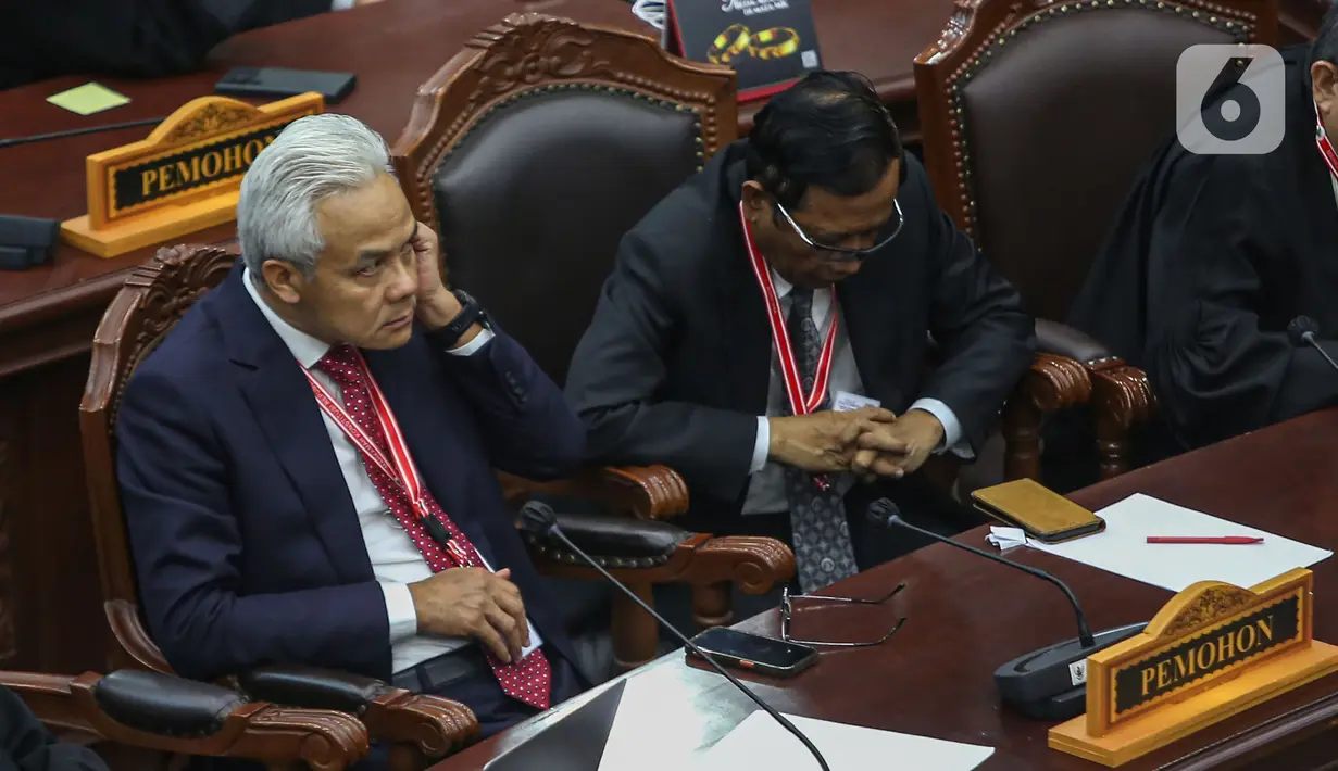 Dalam pertimbangan hukumnya, Mahkamah menyebut bahwa dalil pemohon seperti politisasi bantuan sosial (bansos), ketidaknetralan aparatur negara, hingga campur tangan Presiden Joko Widodo (Jokowi) tidak beralasan menurut hukum. (Liputan6.com/Angga Yuniar)