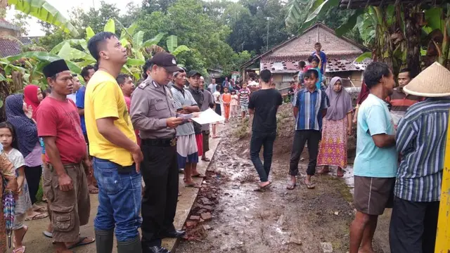 Ratusan orang berdatangan ke TKP seorang kakek di Kebumen yang ditemukan meninggal di kasur yang terbakar akibat putung rokok. (Foto: Liputan6.com/Polres Kebumen/Muhamad Ridlo)