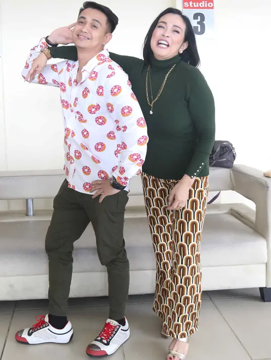 Pasangan selebritis Ajun Perwira dan Jennifer Jill berpose di kawasan Cipinang Cempedak, Jakarta, Selasa (9/8/2022). Istri dari artis Ajun Perwira, Jennifer Jill belum lama ini membagikan potret bahagia karena berhasil menurunkan berat badan hingga 24 kilo selama satu tahun. (Liputan6.com/Herman Zakharia)