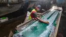 Namun, botol plastik juga dapat didaur ulang dan dimanfaatkan kembali menjadi berbagai produk berguna, bahkan menjadi sumber penghasilan. (merdeka.com/Arie Basuki)