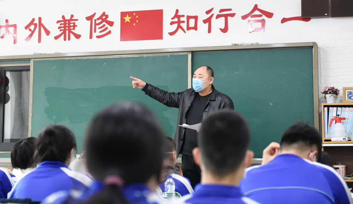 Para murid mengikuti kelas di Sekolah Menengah Pertama No. 87 di Changchun, Provinsi Jilin, China timur laut, (20/4/2020). Lebih dari 56.000 pelajar tahun akhir sekolah menengah pertama di Changchun kembali masuk sekolah pada Senin (20/4). (Xinhua/Yan Linyun)