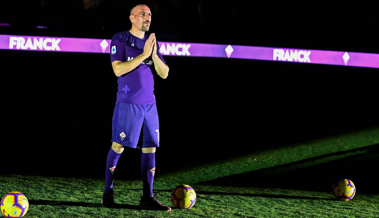 Rekrutan baru Fiorentina, Franck Ribery, menyapa suporter saat sesi perkenalan di Stadion Artemio Franchi, Florence, Kamis (22/8). Gelandang asal Prancis ini didatangkan secara gratis dari Bayern Munchen. (AFP/Andreas Solaro)