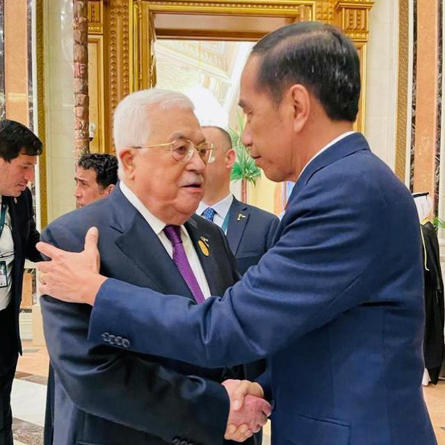 Bertemu di KTT OKI, Jokowi Rangkul Presiden Palestina dan Sampaikan Keprihatinan