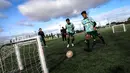 Menu latihan kali ini berbagai macam, mulai dari latihan kecil hingga melakukan uji tanding. Metode latihan seperti itu merupakan latihan yang biasa diterapkan di Akademi Sporting. (Bola.com/Bagaskara Lazuardi)
