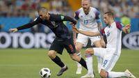 Gelandang Kroasia, Mateo Kovacic, berusaha melewati gelandang Islandia, Gylfi Sigurdsson, pada laga grup D Piala Dunia di Rostov Arena, Rostov-on-Don, Selasa (26/6/2018). Kroasia menang 2-1 atas Islandia. (AP/Vadim Ghirda)