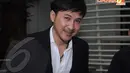 Agus Kuncoro mengenakan jas hitam saat jumpa pers screening film Caleg BY Accident, di Epicentrum, Jakarta Selatan, Selasa (25/3/2014) (Liputan6.com/Rini Suhartini).