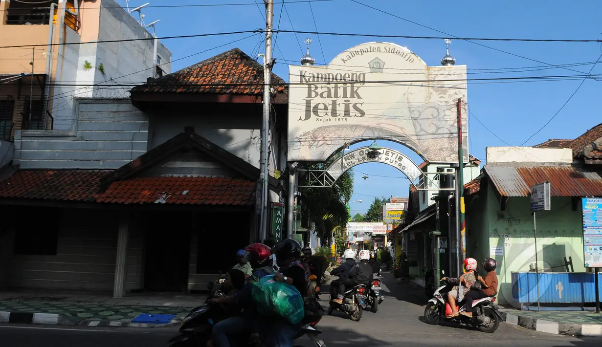 Ini adalah salah satu tempat pembuatan batik khas Sidoarjo, Jawa Timur, Selasa (24/3/2015). (Liputan6.com/Herman Zakharia)