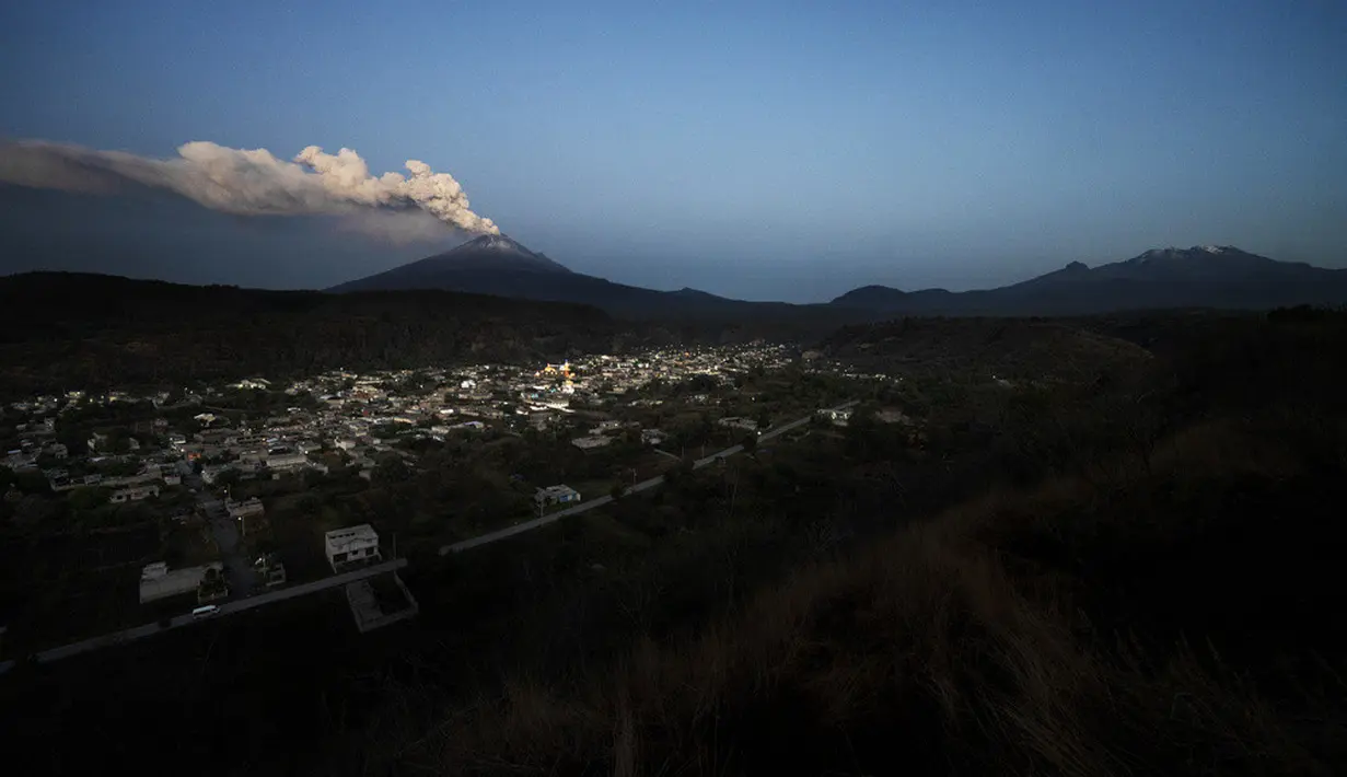 <p>Sejatinya, sekitar 25 juta orang tinggal dalam radius 60 mil dari gunung itu. CNPC juga memperingatkan akan terjadinya aktivitas vulkanik yang lebih besar dan penyebaran abu ke beberapa kota terdekat dengan kecepatan tinggi. (AP Photo/Marco Ugarte)</p>