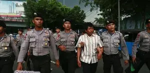 Diduga 'Driver' Ojek Online, Pria Ini Digebuk Massa Pendemo