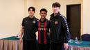 <p>Pratama Arhan (tengah) berfoto bersama dengan pelatih kepala Suwon FC, Kim Eun-joong (kanan) dan kapten Suwon FC, Lee yong berfoto bersama saat perkenalan pemain baru Suwon FC yang berlangsung di Hotel Sultan, Jakarta, Kamis (15/02/2024) WIB. (Bola.com/Bagaskara Lazuardi)</p>