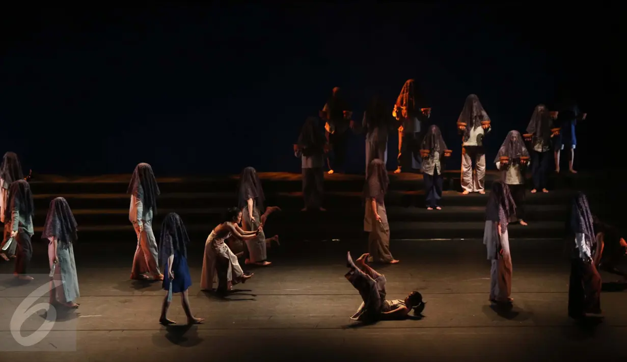 Penari mementaskan karya Melati Suryodarmo dalam pementasan berjudul Tomorrow as Purposed di Taman Ismail Marzuki, Jakarta, Selasa (1/11). Penampilan ini menjadi pentas pembuka helatan Indonesian Dance Festival (IDF) 2016. (Liputan6.com/Gempur M Surya)