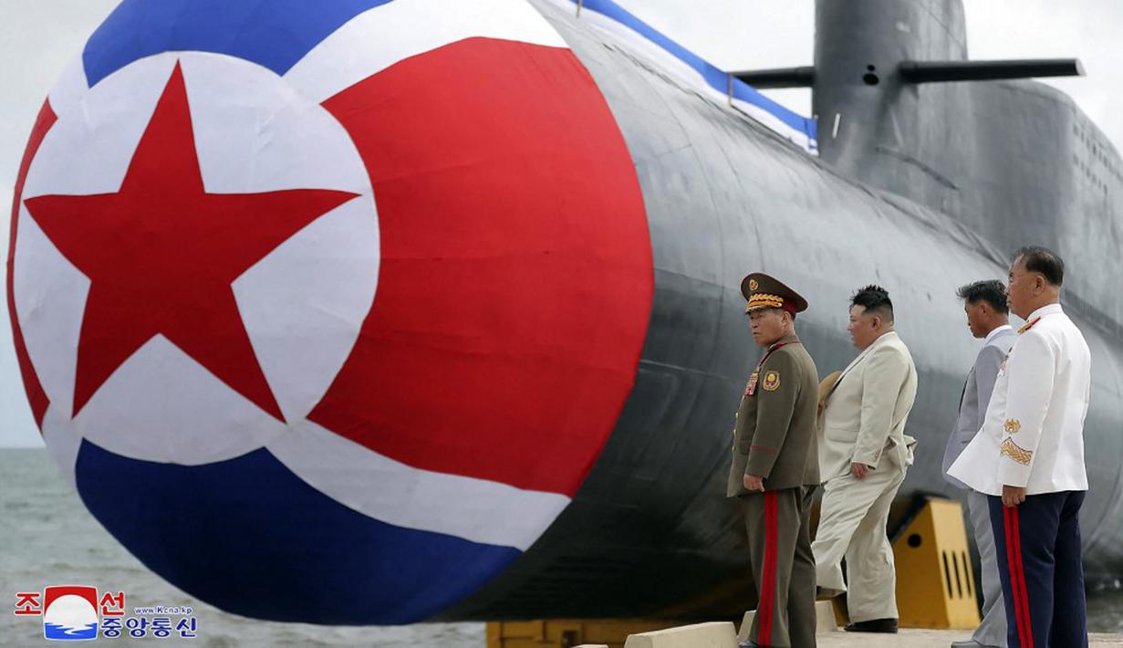 "Kapal selam ini akan menjalankan misi tempurnya sebagai salah satu sarana menyerang bawah air inti kekuatan angkatan laut DPRK," ujar Kim. (STR/KCNA VIA KNS/AFP)