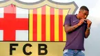 Pesepakbola muda Brasil, Malcom Filipe Silva de Oliveira mencium jersey berlogo Barcelona setibanya di stadion Camp Nou, Selasa (24/7). Barcelona telah membajak Malcolm yang selangkah lagi berkostum AS Roma. (AP Photo/Manu Fernandez)