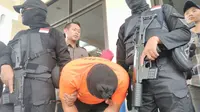 Polisi menangkap pembunuh wanita pemandu karaoke di Cikarang. (Liputan6.com/Fernando Purba)