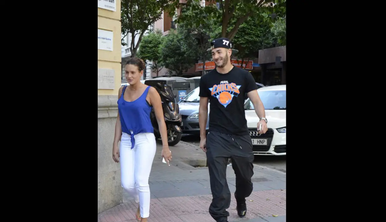 Penyerang Prancis yang bermain di Real Madrid Karim Benzema, berjalan dengan kekasihnya Chloe saat berada di madrid (Europa Press/Europa Press via Getty Images)