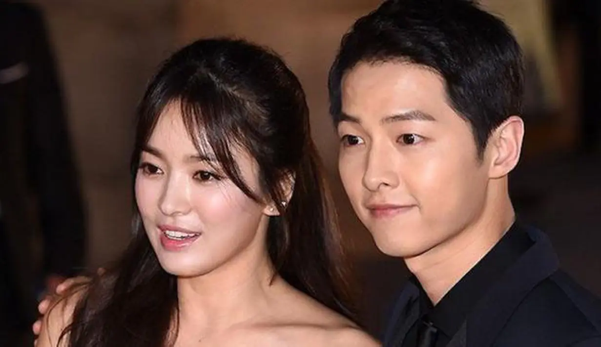 Seperti yang diwartakan Dispatch, pasangan pengantin baru ini tak melewati masa berpacaran. Namun aktor tampan ini langsung mengajak Song Hye Kyo untuk menikah. Di sisi lain Song Hye Kyo trauma dengan pria tampan. (Naver)