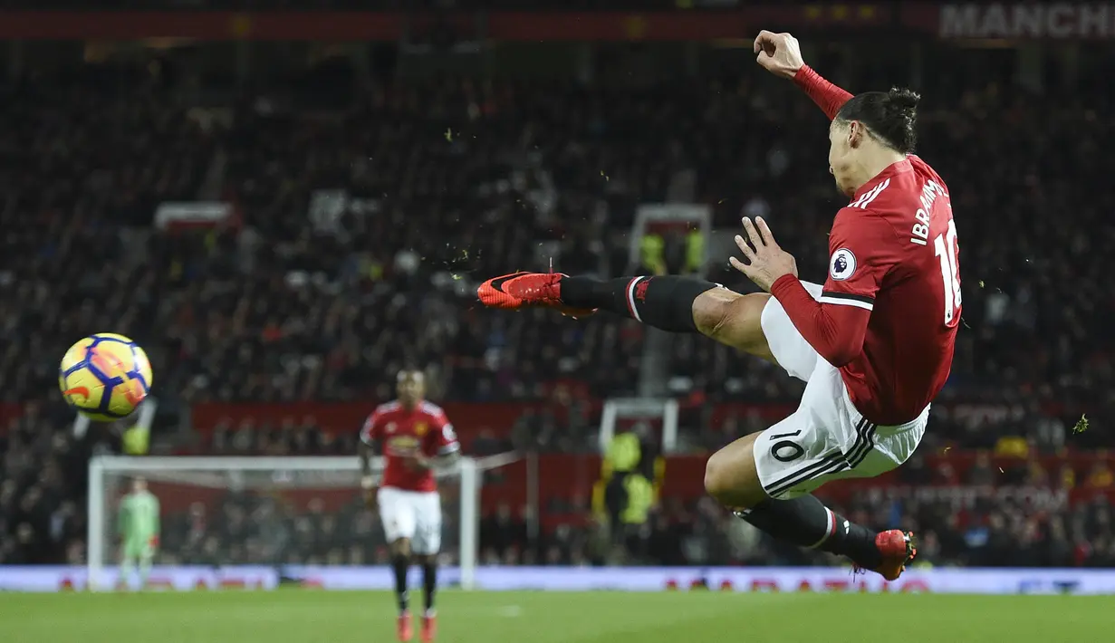 Striker Manchester United, Zlatan Ibrahimovic, melepaskan tendangan saat pertandingan melawan Newcastle United pada laga Premier League di Stadion Old Trafford, Sabtu (18/11/2017). Manchester United menang 4-1 atas Newcastle United. (AFP/Oli Scarff)