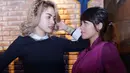 Berawal dari makeup room itu, akhirnya Dinar Candy mulai dekat dengan Nikita Mirzani. (Galih W Satria/Bintang.com)