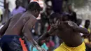 Dua pegulat tengah beraksi pada ajang Pinge wrestling competition di Port-au-Prince, Haiti, Sabtu (26/3/2016). Acara ini untuk memperingati Paskah di Haiti. (REUTERS/Andres Martinez Casares)