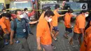 Tersangka dihadirkan saat Dirtipidter Bareskrim Polri menggelar perkara kasus penyalahgunaan LPG bersubsidi  dengan cara menyuntikkan gas 3 kilogram bersubsidi ke tabung gas ukuran 5,5 kilogram, 12 kilogram, dan 50 kilogram di Jakarta, Jumat (15/7/2022). (merdeka.com/Imam Buhori)
