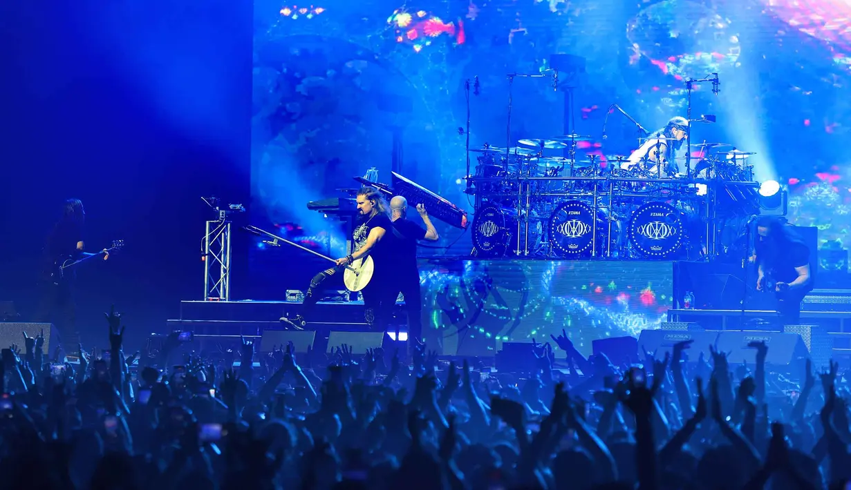 Konser di Jakarta ini menegaskan bahwa band legendaris tersebut masih memiliki daya tarik besar dan tetap relevan di panggung musik dunia. Tampak dalam foto, grup band metal legendaris, Dream Theater saat tampil pada Konser "An Evening With Dream Theater - 40th Anniversary Tour" di Beach City International Stadium, Jakarta, Sabtu 7 Februari 2026. (Kapanlagi.com/Budy Santoso)