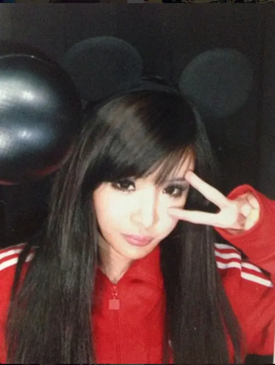 Dalam unggahan foto itu, Nat mencantumkan sebuah tulisan yang menggambarkan rasa senangnya ketika menerima surat dari Park Bom. (Instagram/harooboomi)