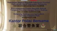 Plang kantor polisi bersama Tiongkok dengan Polres Ketapang yang beredar di media sosial, Kamis (12/7). (Warganet for Rakyat Kalbar/Jawa Pos Group)