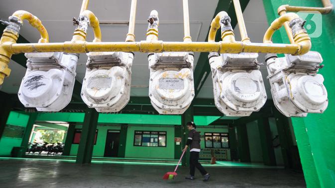 Petugas membersihkan area dekat instalasi jaringan gas PGN di Rusunawa Griya Tipar Cakung, Jakarta, Kamis (28/11/2019). Menurut pengelola rusun, saat ini tercatat hampir 90 persen penghuni beralih menggunakan Jargas PGN karena lebih hemat biaya. (merdeka.com/Iqbal Nugroho)