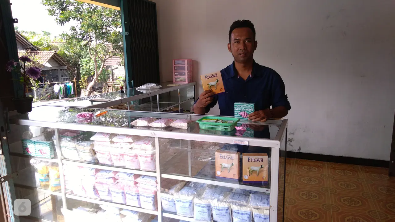 Poniman, nasabah ULaMM pemilik usaha susu kambing di Yogyakarta.