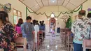 Puluhan jemaat tetap khidmat menyanyikan himne dalam misa Natal, ini menjadi ibadah pertama mereka sejak banjir dan tanah longsor. Tampak dalam foto, warga desa menghadiri Misa Natal di Gereja Protestan Angkola di desa Aek Ngadol, Tapanuli Selatan, Sumatera Utara, pada Kamis 25 Desember 2025, setelah banjir dan tanah longsor yang melanda di daerah tersebut pada akhir November 2025 lalu. (AMROE/AFP)