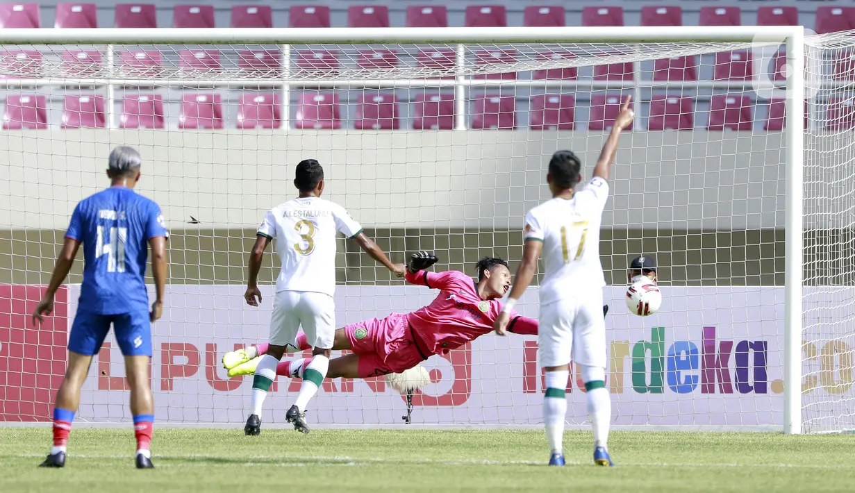 Kiper Persikabo 1973 Syahrul Trisna Fadillah menghalau bola saat melawan Arema FC pada laga Piala Menpora di Stadion Manahan, Solo, Minggu (21/3/2021). Kedua tim bermain imbang 1-1. (Bola.com/M Iqbal Ichsan)