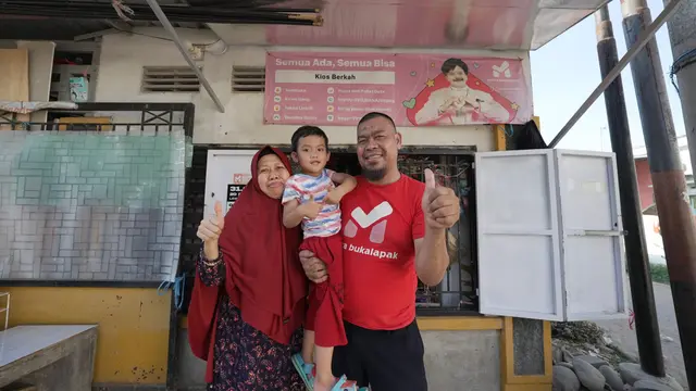 Hasrun, Mitra asal Gowa, Sulawesi Selatan, berhasil meningkatkan pendapatan 3 kali lipat melalui penambahan produk virtual dan layanan finansial. (Foto: Bukalapak)