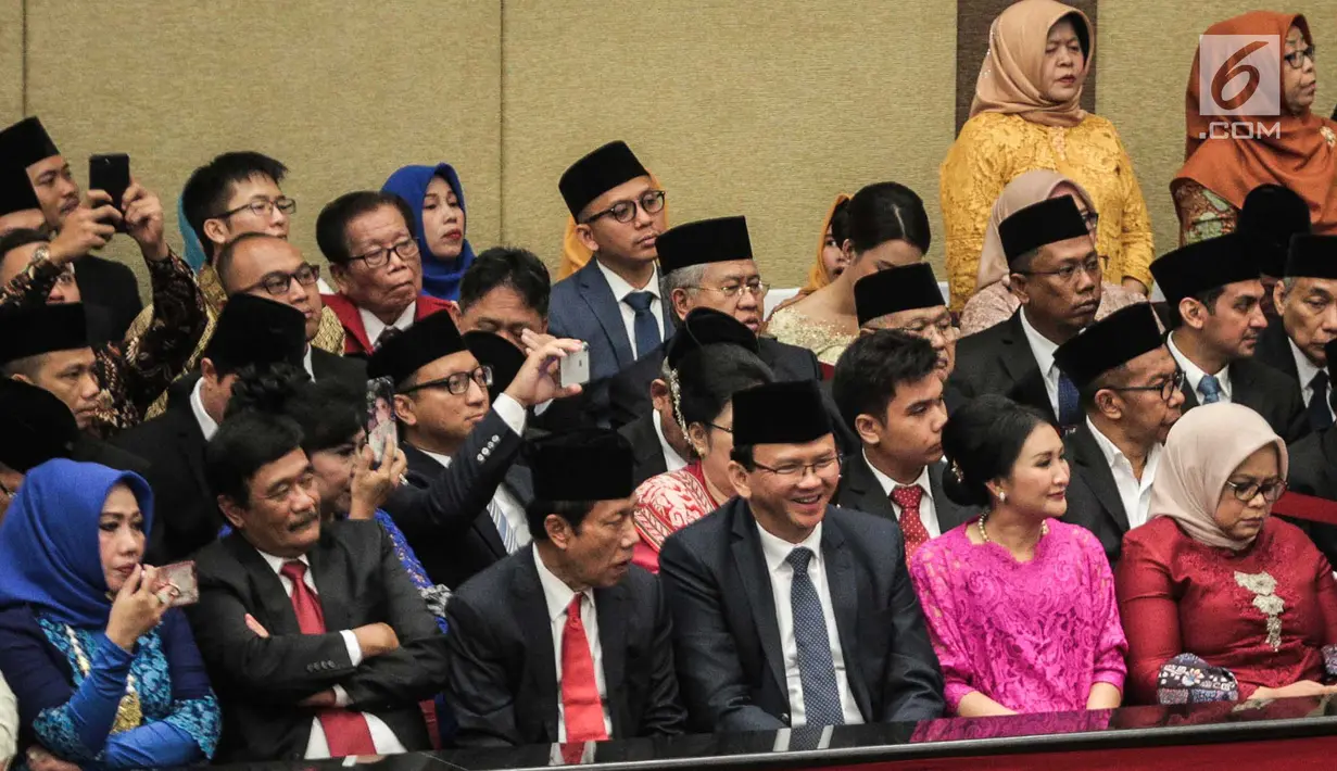 Mantan Gubernur DKI Jakarta, Basuki Tjahaja Purnama (Ahok) duduk bersama Sutiyoso dan Djarot Saiful Hidayat dalam pengukuhan anggota DPRD DKI p2019-2024 di gedung DPRD DKI Jakarta, Senin (26/8/2019). Sebanyak 106 anggota DPRD DKI terpilih 2019-2024 dilantik hari ini. (Liputan6.com/Faizal Fanani)