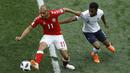 Gelandang Denmark, Martin Braithwaite, berusaha melewati gelandang Prancis, Thomas Lemar, pada laga grup C Piala Dunia di Stadion Luzhniki, Moskow, Selasa (26/6/2018). Kedua negara bermain imbang 0-0. (AP/Victor Caivano)