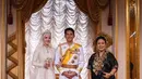 Saat hadir di resepsi pernikahan Pangeran Mateen dan Anisha Rosnah di Brunei Darussalam, Titiek Soeharto tampil mengenakan baju adat bodo warna hitam lengkap dengan kain bawahan model sarung dan aksesori perhiasan dan hiasan kepala keemasan. [@titieksoeharto]