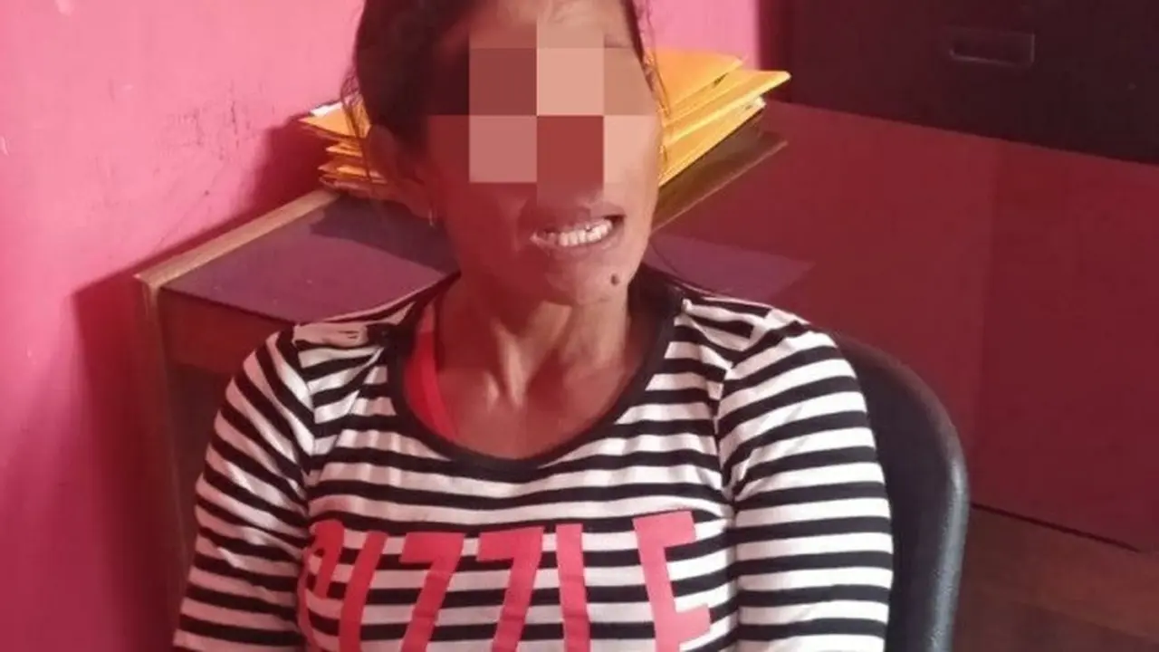 Pelaku istri bunuh suami inisial SS saat diinterogasi Polres Siak.