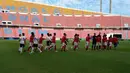 Para pemain Timnas Indonesia U-16 dan Timor Leste U-16 sebelum laga grup G Piala AFC U-16 di Stadion Rajamangala, Bangkok, Senin (18/9/2017). Timnas Indonesia U-16 menang 3-1. (Bola.com/PSSI)