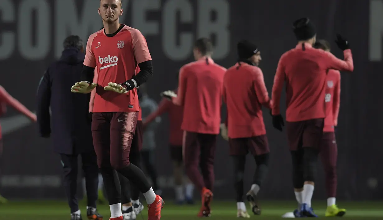 Ekspresi Casper Cillesen saat latihan jelang laga lanjutan grup B Liga Champions yang berlangsung di stadion Camp Nou, Spanyol, Rabu (12/12). El Barca akan ditantang Tottenham Hotspur yang membutuhkan kemenangan. (AFP/Lluis Gene)
