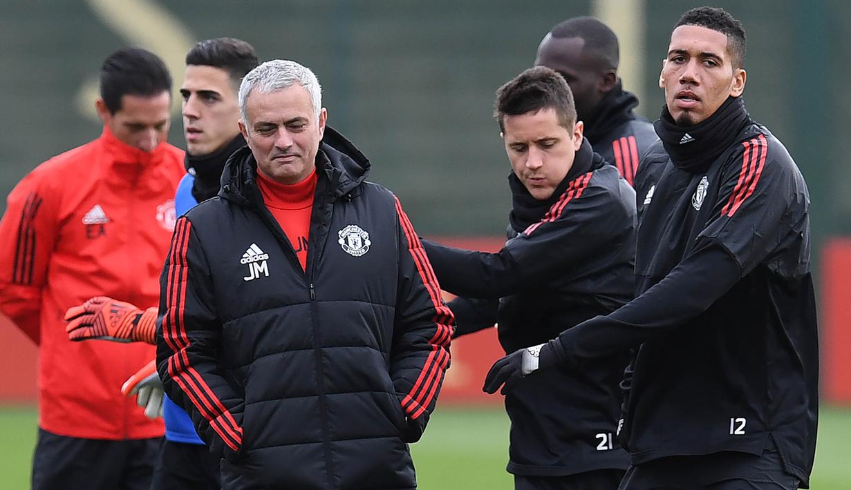 Pelatih Manchester United, Jose Mourinho, memimpin latihan di kompleks latihan dekat Carrington, Manchester, Selasa (21/11/2017). MU akan melawan Basel pada lanjutan Liga Champions. (AFP/Paul Ellis)