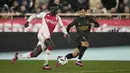 Penyerang AS Monaco Krepin Diatta mengejar bola diikuti bek Paris Saint-Germain (PSG) Juan Bernat dalam laga Ligue 1 2022/2023 pekan ke-23 di Stade Louis II, Sabtu (11/2/2023) malam WIB.  AS Monaco secara luar biasa sukses menaklukkan PSG dengan skor 3-1. (AP Photo/Daniel Cole)