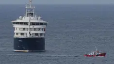 Kapal pesiar MV Hondius saat berlabuh di perairan sekitar pelabuhan Praia, Tanjung Verde, Rabu 6 Mei 2026. Tiga orang yang terinfeksi hantavirus akhirnya berhasil dievakuasi dari kapal pesiar MV Hondius di Cape Verde, Tanjung Verde. (AP Photo/Misper Apawu)