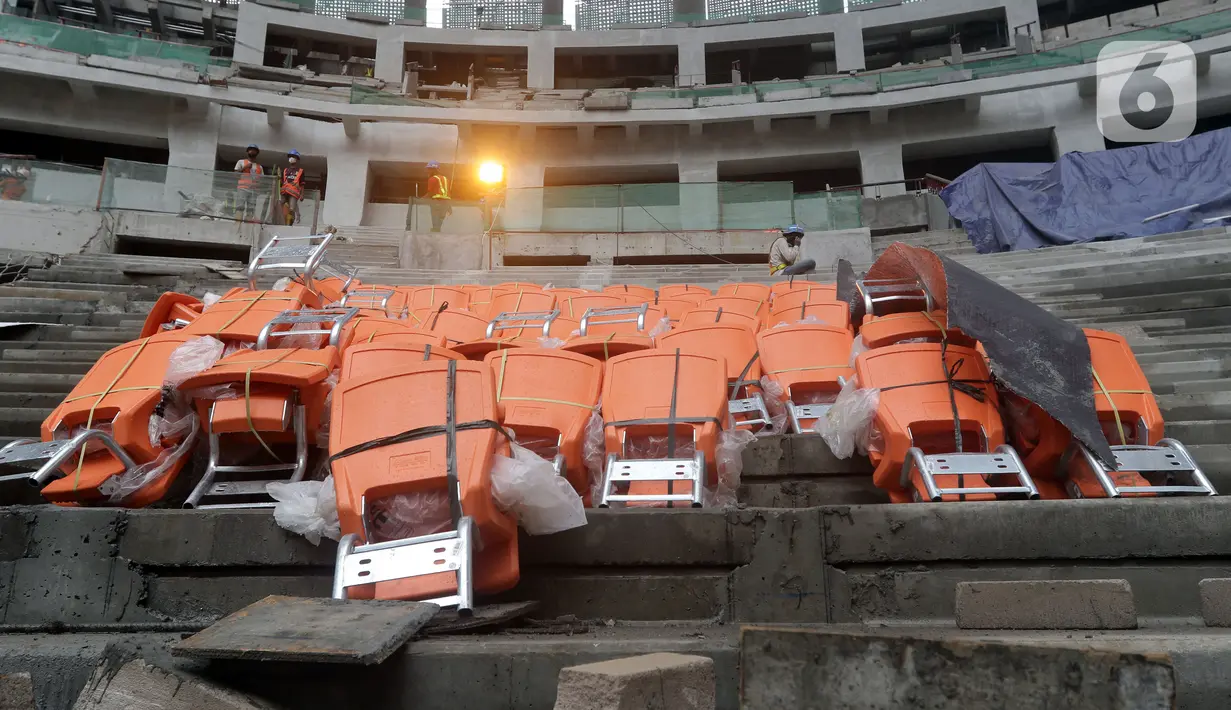 Aktivitas pengerjaan pembangunan Jakarta International Stadium (JIS), Selasa (21/12/2021). Hingga minggu ke-120, progres pembangunan Jakarta International Stadium telah mencapai 90,88 persen dan ditarget bakal resmi digunakan pada triwulan pertama 2022. (Liputan6.com/Helmi Fithriansyah)