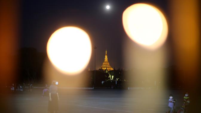 Bulan purnama terlihat di atas Pagoda Shwedagon di Yangon, Myanmar (29/11/2020). Festival Tazaungdaing, yang juga dikenal sebagai Festival Cahaya, jatuh pada hari bulan purnama di bulan kedelapan kalender tradisional Myanmar. (Xinhua/U Aung)